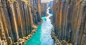 Panorámica del Cañón de Studlagil. Estrecho y Columnas de Basalto. Islandia.