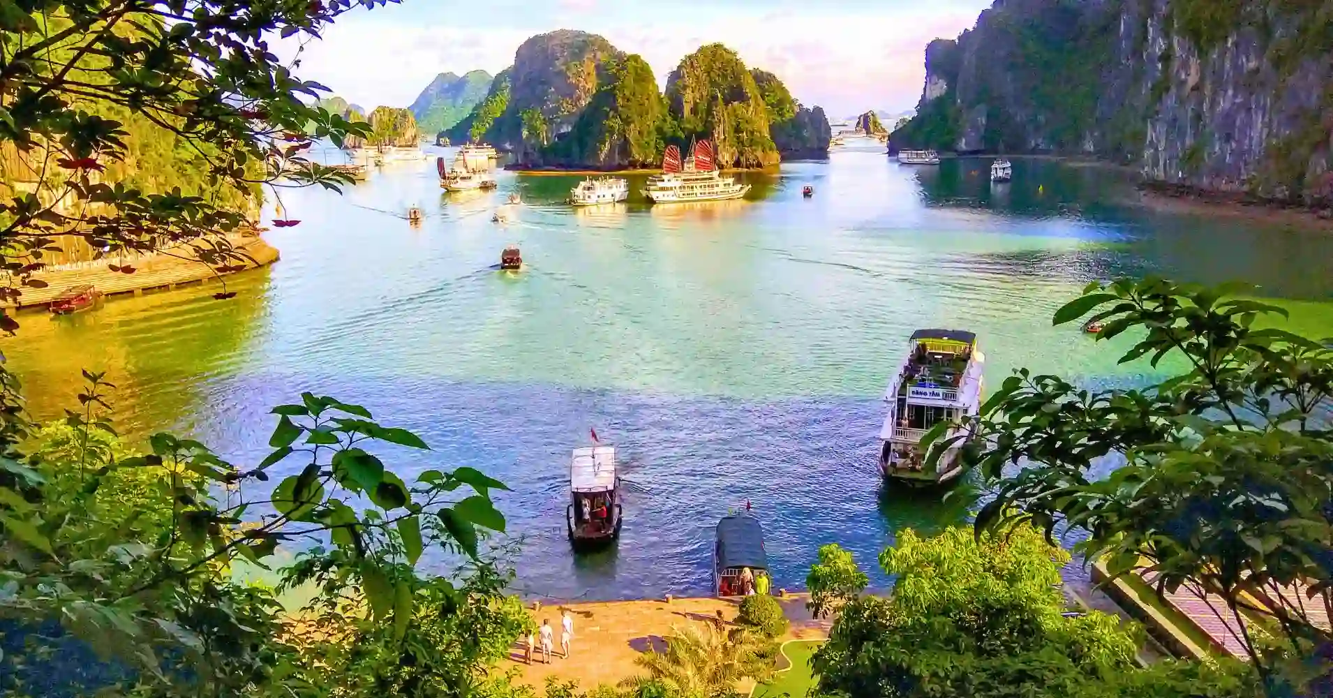Panorámicas de Postal en la Bahía de Ha Long. Vietnam. Panorámicas de Postal en la Bahía de Ha Long. Vietnam.