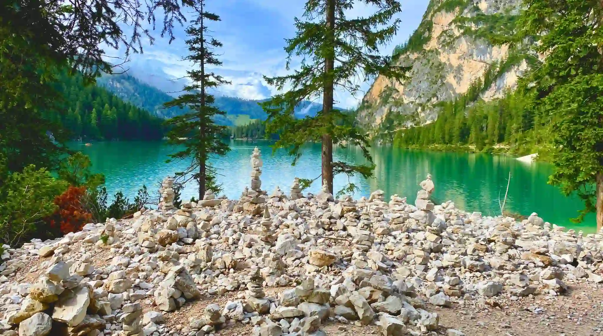 Pilas de Piedras del Lago di Braies, Dolomitas. Italia. Pilas de Piedras del Lago di Braies, Dolomitas. Italia.