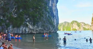 Playa y Piraguas en la Bahía de Ha Long. Vietnam.