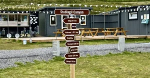 Poste de Direcciones en el Cañón de Studlagil, Islandia.