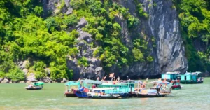 Pueblos Flotantes en la Bahía de Ha Long. Vietnam.