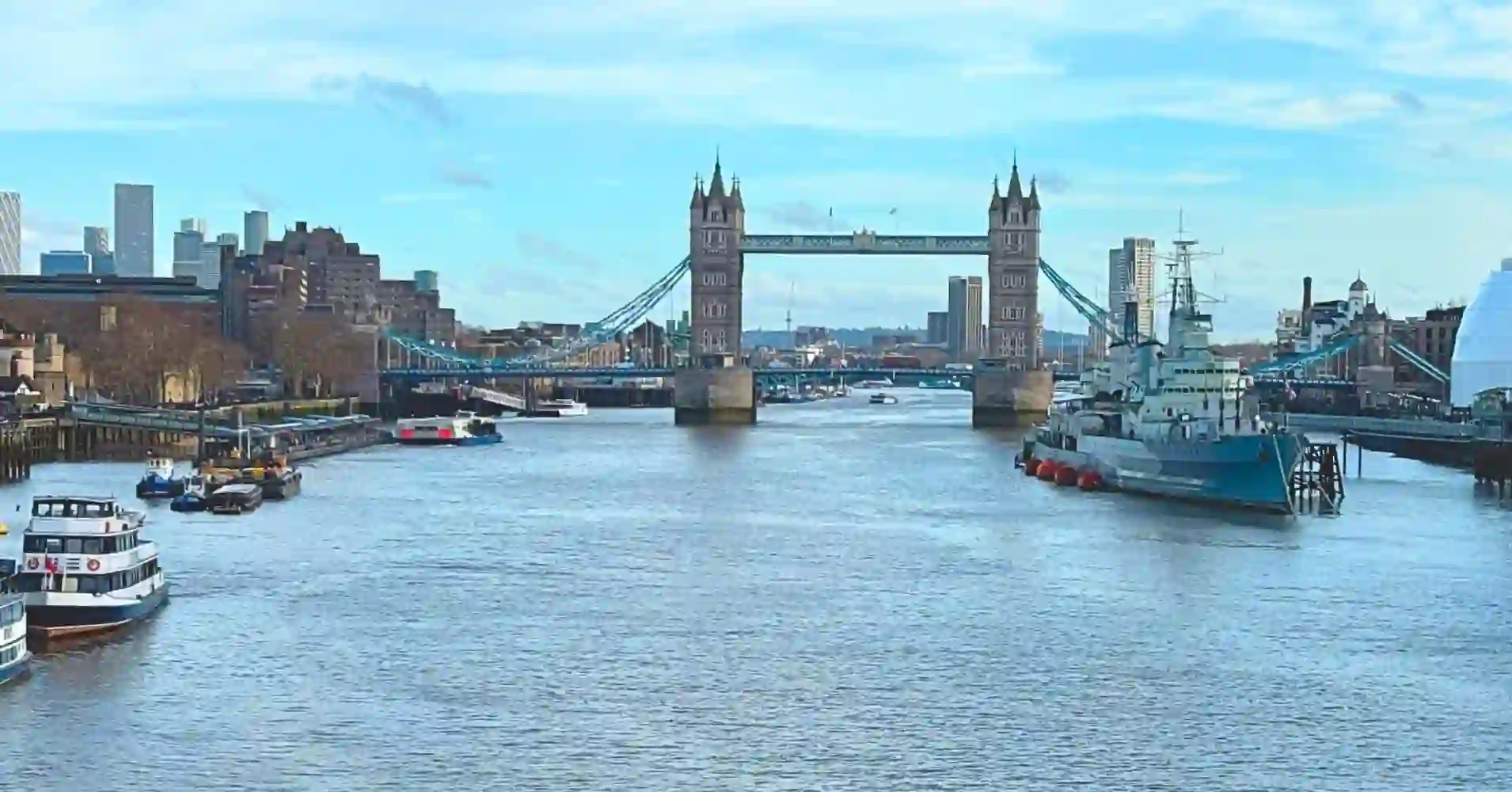 Puente de la Torre y río Támesis. Londres.