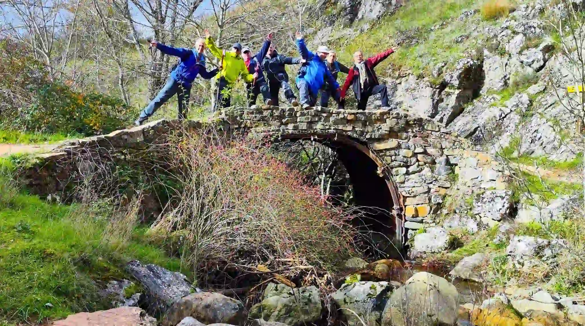 Puente de piedra entrada al Faedo de Ciñera de Gordón