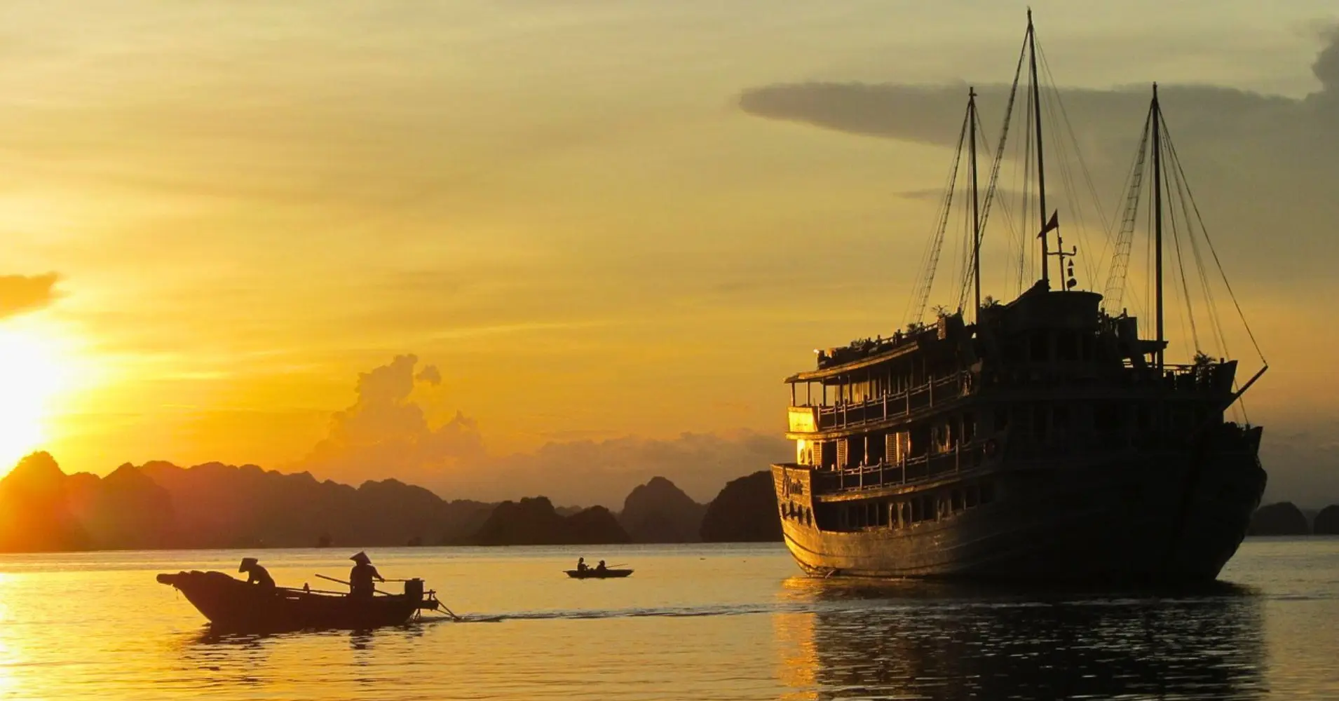 Puesta de Sol en la Bahía de Ha Long. Vietnam. Puesta de Sol en la Bahía de Ha Long. Vietnam.