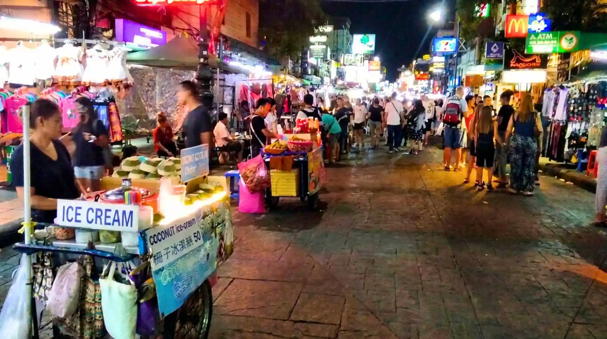 Puestos Callejeros con Comida en la Calle Khao San Road, Bangkok. Tailandia