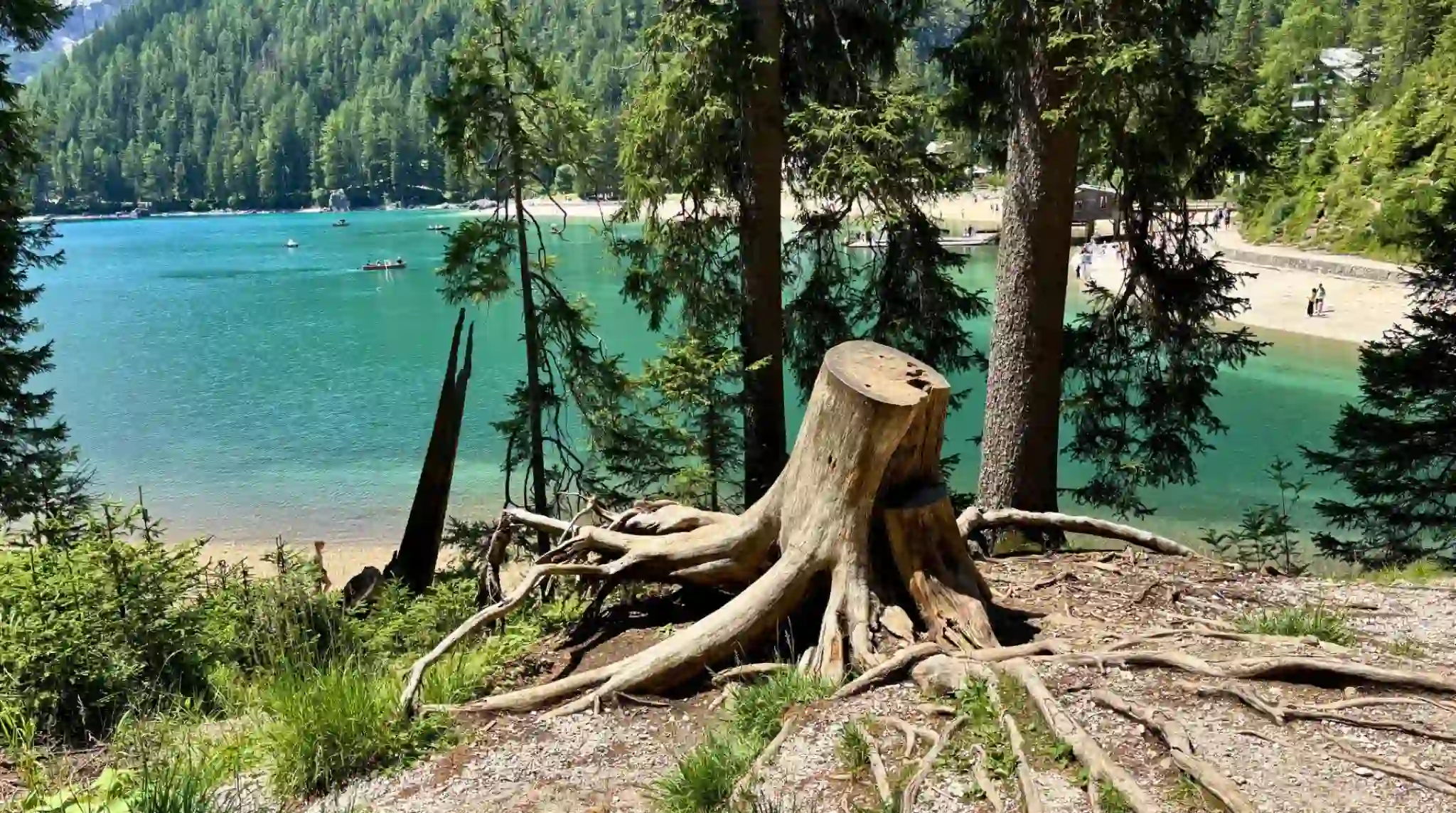 Recorrido Circular del Lago di Braies, Dolomitas. Italia. Recorrido Circular del Lago di Braies, Dolomitas. Italia.