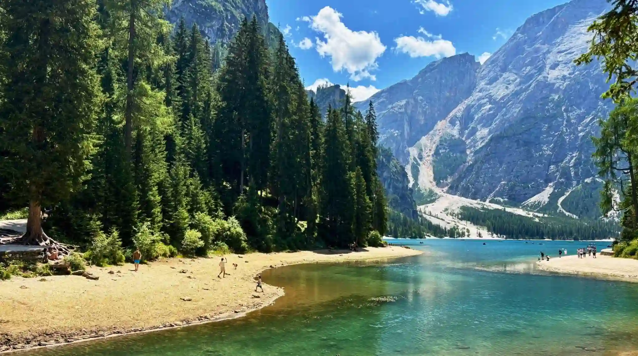 Senda Circular del Lago di Braies, Dolomitas. Italia. Senda Circular del Lago di Braies, Dolomitas. Italia.