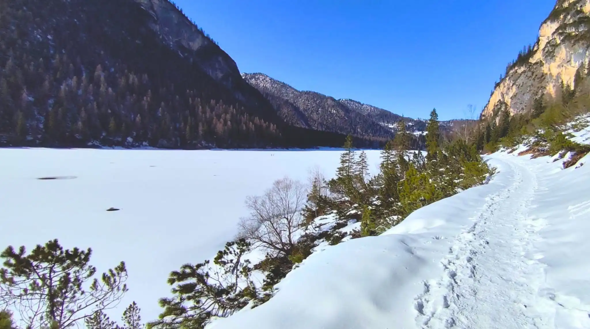 Sendero en Invierno en el Lago di Braies. Dolomitas. Italia. Sendero en Invierno en el Lago di Braies. Dolomitas. Italia.