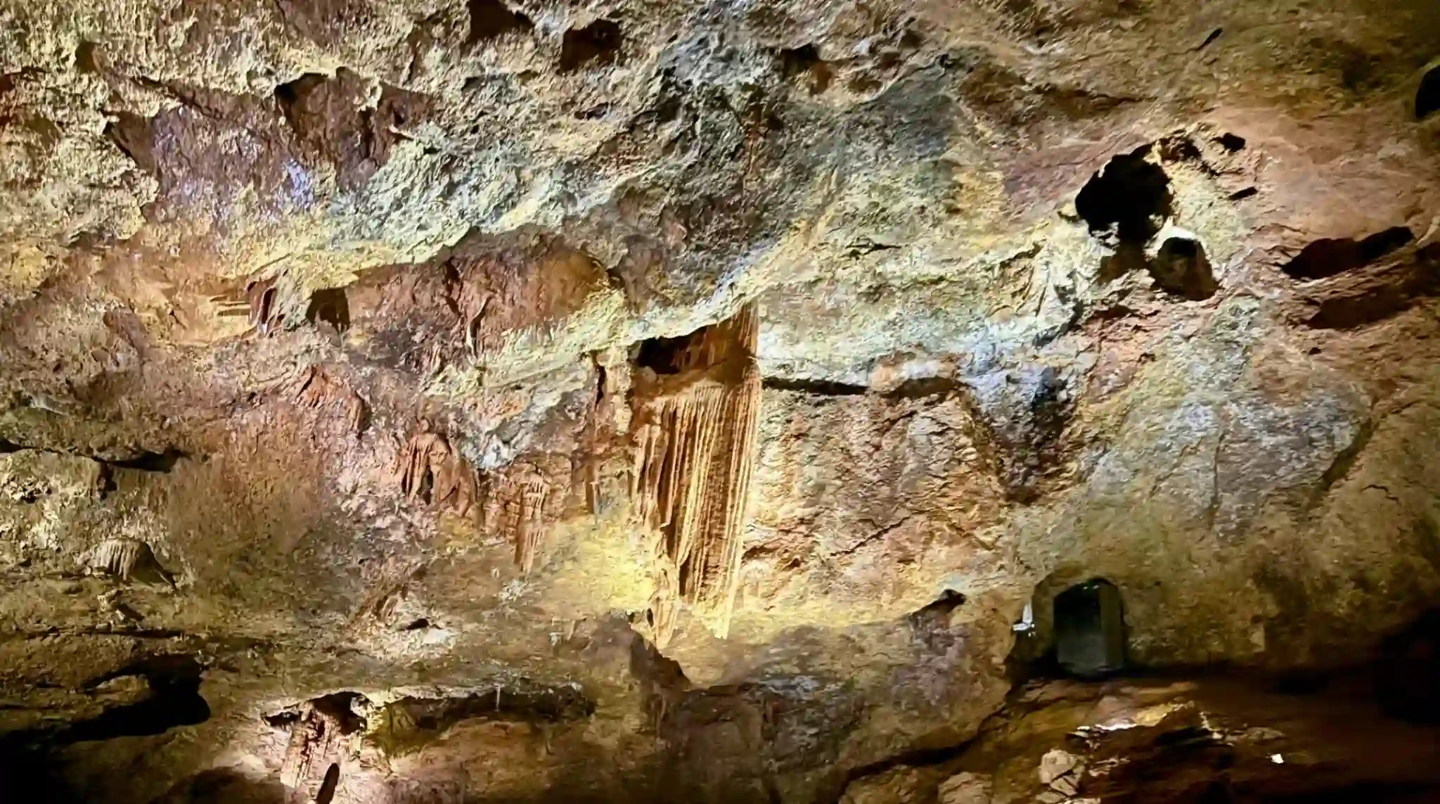 Techo y Estalagtitas de Cuevas de San José. Les Coves de Sant Josep, Vall de Uxó, Castellón.