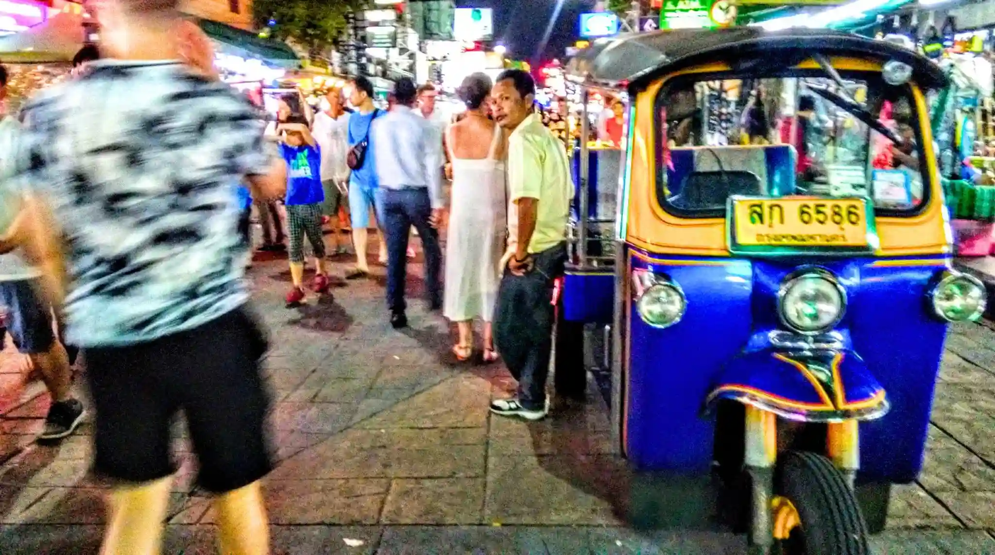 Tuk Tuk en la Calle Khao San Road, Bangkok. Tailandia