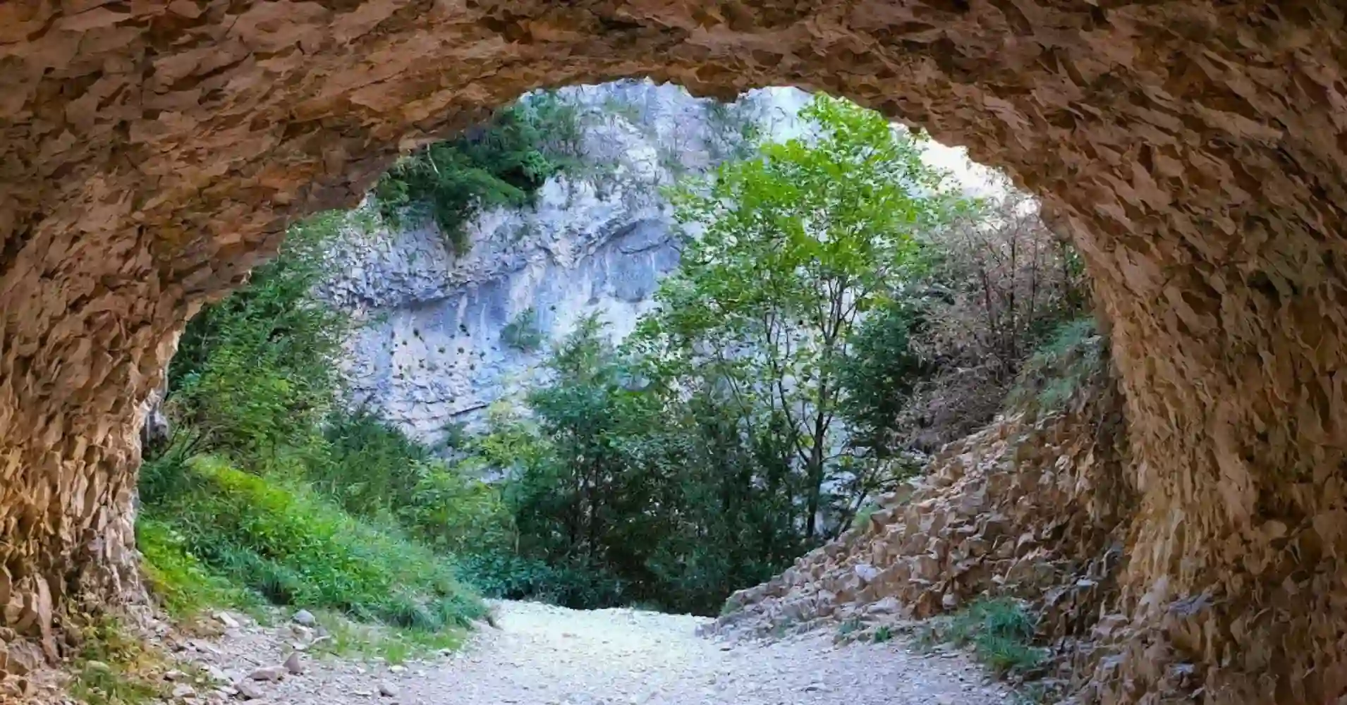 Túneles del Sendero de Blanc Martel. Gargantas del Verdon. Francia.