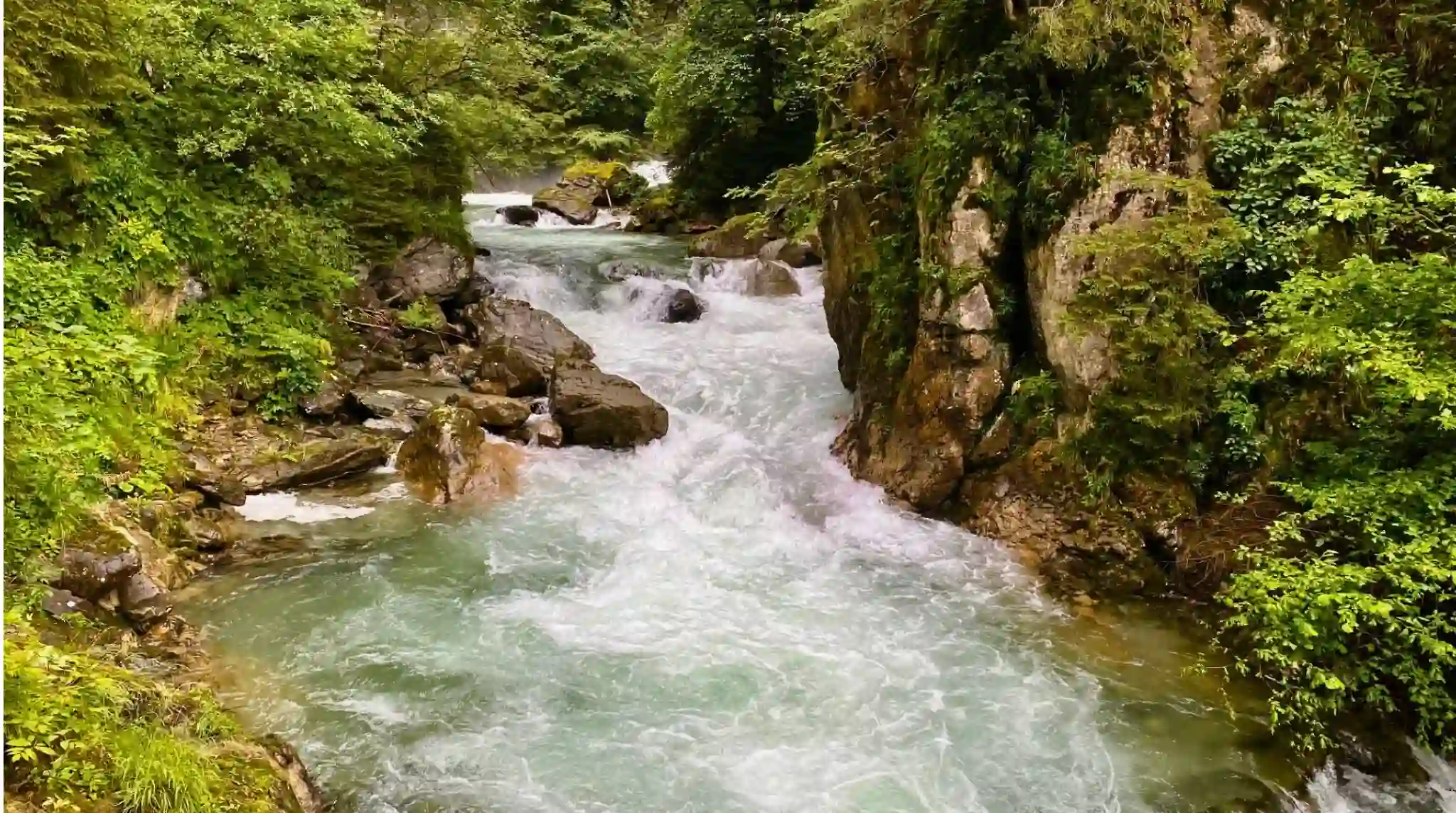 Vistas del Río de Cascada en la Garganta Groppensteinchlucht, Flattach. Austria Vistas del Río de Cascada en la Garganta Groppensteinchlucht, Flattach. Austria