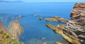 Acantilados de Flysch en Zumaya. Geoparque Costa Vasca. Viaje Road Trip País Vasco en Autocaravana.
