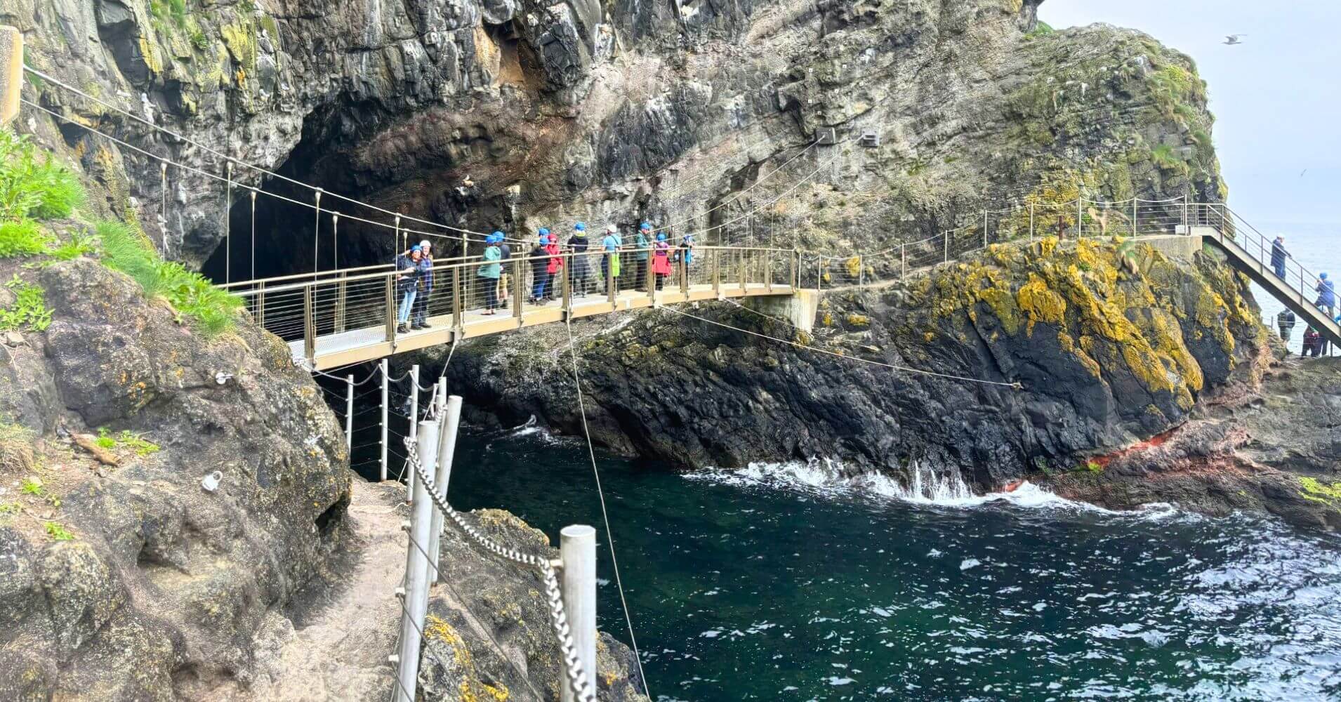 Acantilados Gobbins Cliff Path. Irlanda del Norte.