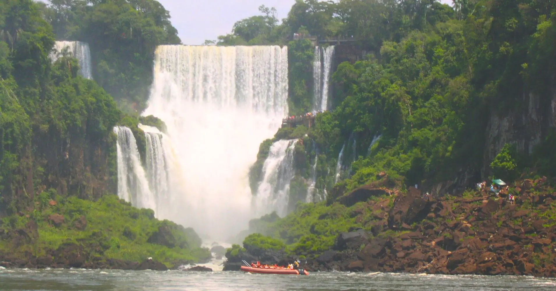 Acercamiento a las Cataratas de Iguazú en Lancha Rápida.