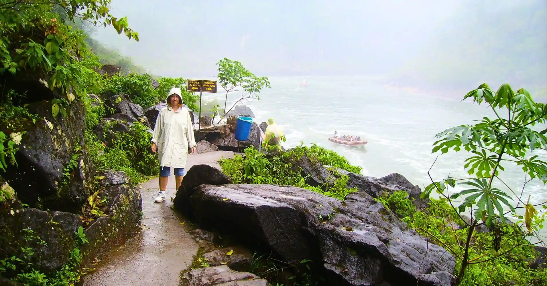 Acercamiento al Muelle del Río Iguazú para la Aventura.