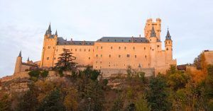 Alcázar desde el Área Natural del Valle Clamores. Segovia, Castilla y León.