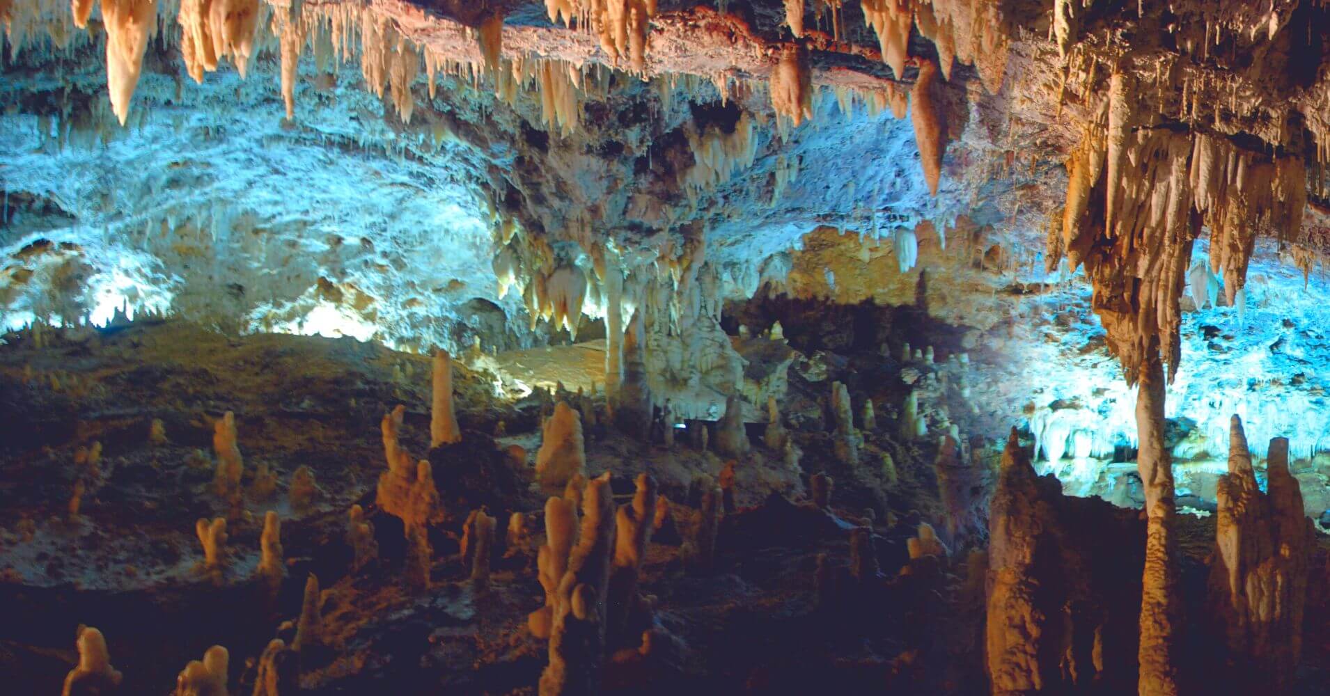 Amplia Sala de La Cueva El Soplao. Valdáliga. Cantabria. Amplia Sala de La Cueva El Soplao. Valdáliga. Cantabria.