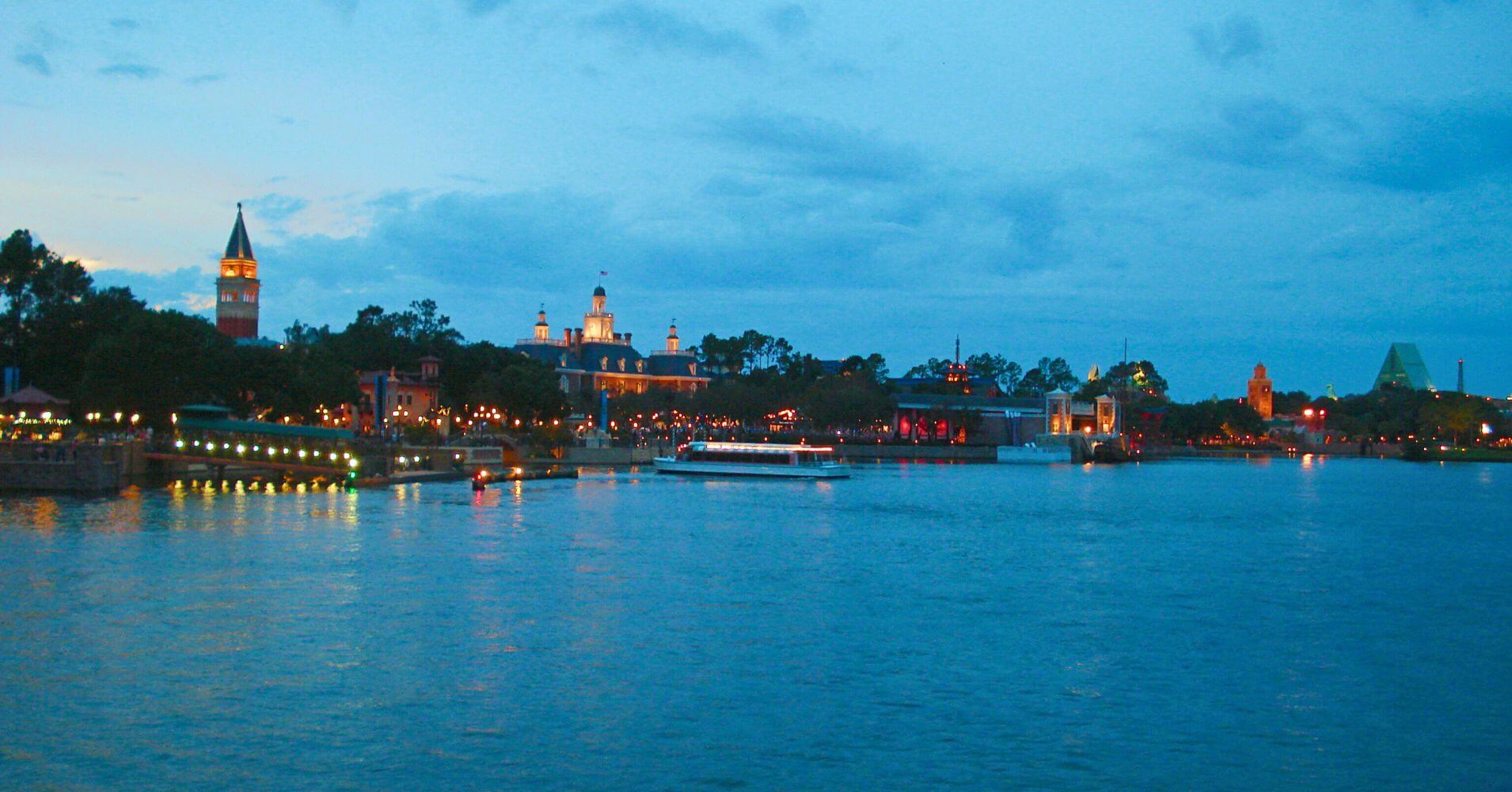 Anochece en Parque Disney Epcot. Orlando. Florida, Estados Unidos. Anochece en Parque Disney Epcot. Orlando. Florida, Estados Unidos.