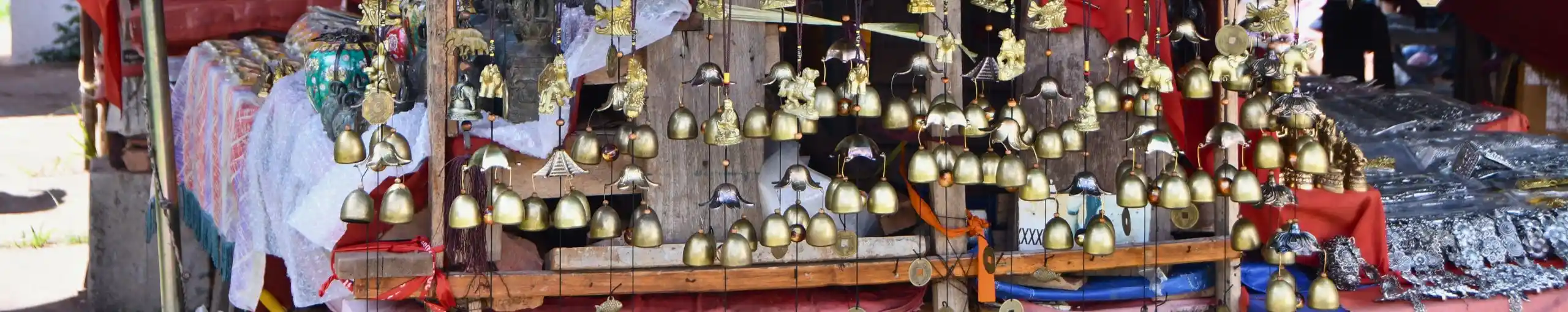 Artículos de Recuerdo y Souvenirs en la Calle Sisavangvong Road en Luang Prabang.