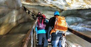 Ascenso en la Cueva Glaciar Dobšinská. Parque Nacional Paraíso Eslovaco. Eslovaquia.