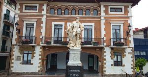 Ayuntamiento de Getaria. Monumento a Juan Sebastián El Cano. Viaje Road Trip País Vasco en Autocaravana.