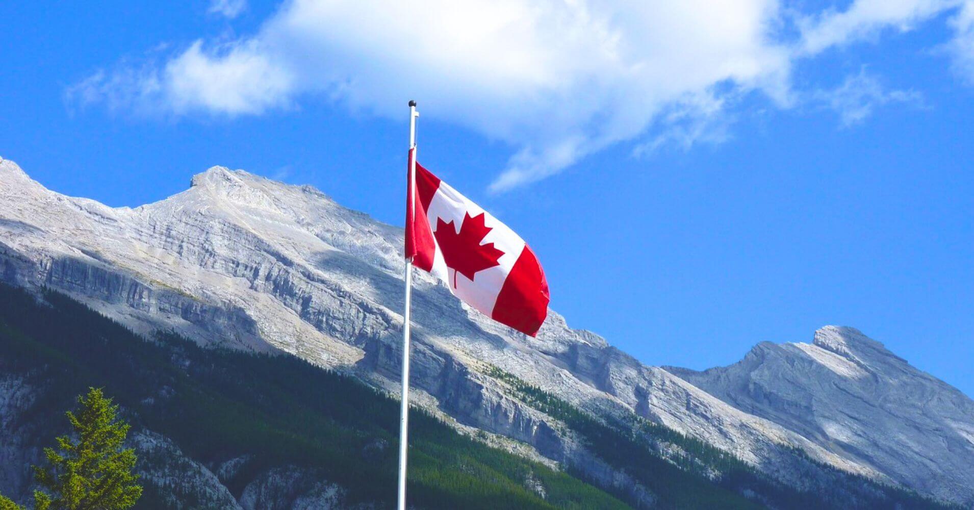 Bandera de Canadá en la Costa Oeste.