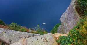 Barco Fiordo de Lyse. Lysefjord desde El Preikestolen, El Púlpito. Noruega.