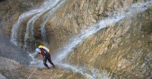 Barranquismo y Canyoning en España. Tobogán en Rápel con Aguas Blancas.