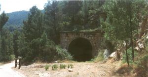 Vía Verde Terra Alta. Boca de entrada del túnel que provoco el cierre del ferrocarril a la izquierda se aprecia la senda que lo bordea.