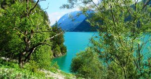 Bonito Sendero del Trekking del Lago Achensee. Tirol, Austria.