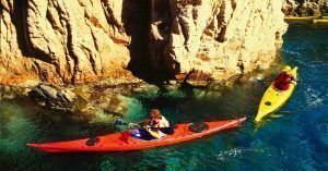 Bordeando los Acantilados en Kayak de Mar. Tamariu, Costa Brava. Gerona.