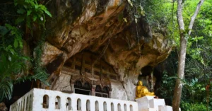 Buda Entrada Cueva Pak Ou Superior. Laos.