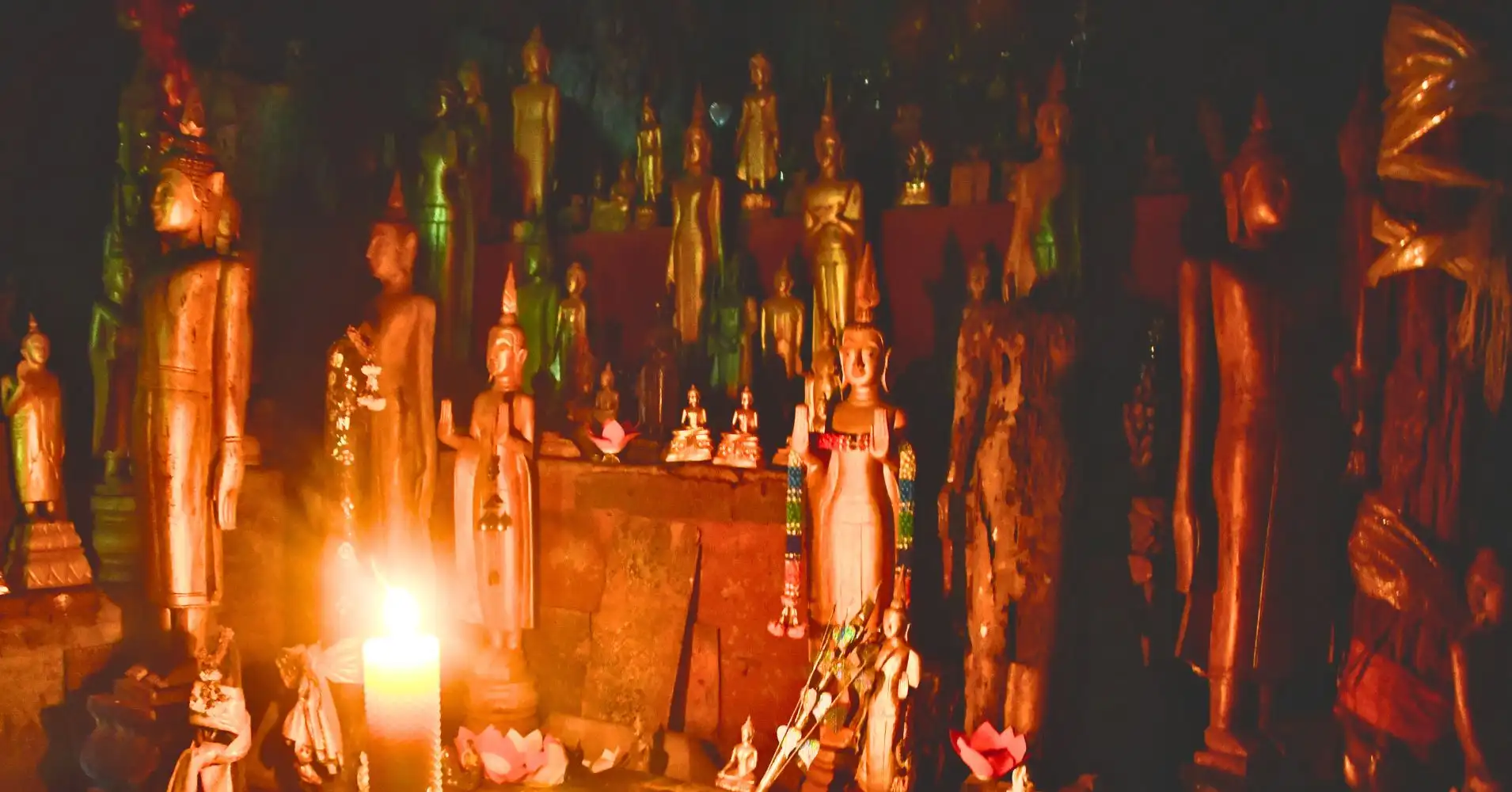 Budas en la Cueva Superior de Pak Ou. Laos.