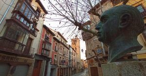 Calle de Santo Tomé. Estatua del Doctor Marañón. Toledo, Castilla La Mancha.