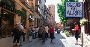 Calle de Santo Tomé y Callejón del Alarife. Toledo, Castilla la Mancha.