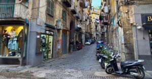 Calle Spaccanapoli. Nápoles, Italia.