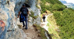 Camino Equipada Lago de Sorapis. Cortina d' Ampezzo en los Dolomitas. Belluno, Véneto. Italia.