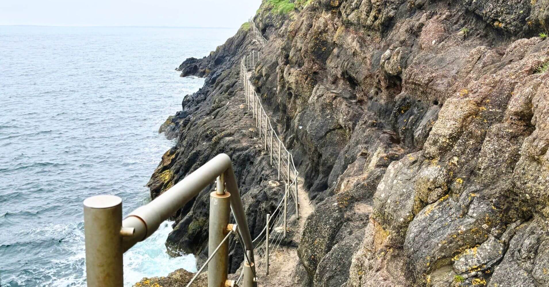 Camino Equipado de Gobbins Cliff Path. Irlanda del Norte.