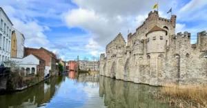 Canales y Castillo de los Condes de Flandes. Gravensteen. Gante, Bélgica.