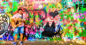Cantante en el Muro de John Lennon en Praga.