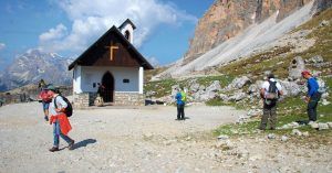 Capilla Alpina, Cappella degli Alpini. Tres Cimas de Lavaredo. Alpes Dolomitas. Belluno. Véneto. Italia.
