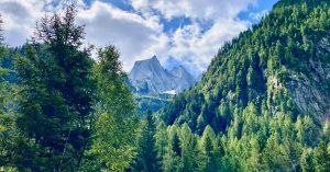 Cara Norte del Piz Badile entre el Bosque. Bondo, Valle Bondasca. Suiza.