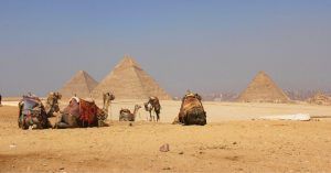 Caravana en las Pirámides de Guiza. El Cairo, Egipto.