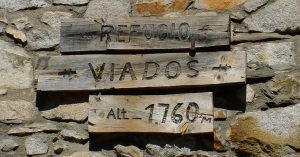 Cartel Refugio de Viadós o Biadós. Parque Natural Poset Maladeta. Guistain, Valle de Chistau, Huesca. Aragón.