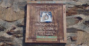 Cartel Refugio Vivac de La Caldera. Sierra Nevada. Granada.