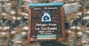 Cartel Refugio Vivac de La Carihuela. Parque Nacional de Sierra Nevada. Granada.