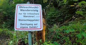 Cartel Üble Schlucht Falsa Garganta. Rankweil, Laterns. Volrarberg, Austria.