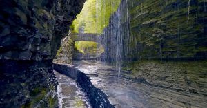 Cascada de la Cueva del Parque Estatal Watkins Glen. Nueva York, Estados Unidos.
